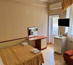 Трехместный номер с балконом в 21 век