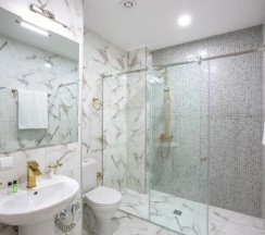 Номер Deluxe с балконом в Hotel Royal Inn