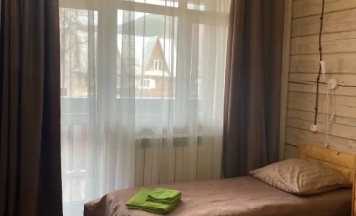 Двухместный номер Стандарт с балконом и с видом на горы (2 отдельные кровати) в Гавань Листвянка