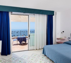 Двухместный номер Superior с видом на море двуспальная кровать в Hotel Pupetto