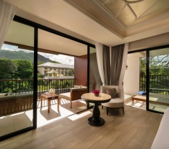 Двухместный люкс Deluxe c гидромассажной ванной с балконом и с видом на горы двуспальная кровать в Avista Grande Phuket Karon - MGallery