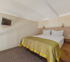 Стандарт с двуспальной кроватью и балконом в Orfei Hotel