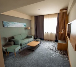 Двухместный люкс с красивым видом из окна двуспальная кровать в Holiday Inn Aktau-Seaside