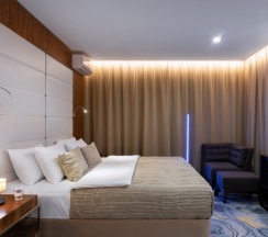 Апартаменты до 3 гостей с видом на город в V Hotel&Rooftop lounge