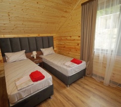 Коттедж с балконом и с красивым видом из окна в Диамант