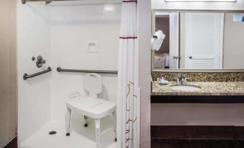 Двухместный люкс Accessible двуспальная кровать в Hawthorn Suites by Wyndham Orlando International Drive