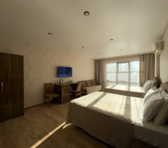 Четырёхместный Сьют c 1 комнатой с балконом и с видом на море в Aimara