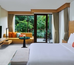 Номер Guest с балконом и с видом на сад в Renaissance Phuket Resort & Spa