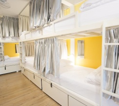 Кровать в общем номере в Bharani Hostel