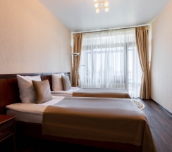 Двухместные апартаменты с 3 комнатами с балконом и с видом на море двуспальная кровать в Дом Москвы