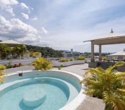 Люкс New с джакузи на крыше с 3 комнатами в Phunawa Resort