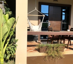 Двухместный Bungalow Suite с балконом и с видом на бассейн двуспальная кровать в Отель Royal Beach Boutique Resort & Spa