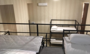Кровать в 8-местном общем женском номере в Зорька