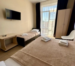 Трёхместный номер Comfort с балконом и с видом на горы в Людмила