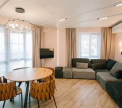 Апартаменты Люкс с отдельной спальней (55 м2, с лоджией) в SeaRent-Крымский