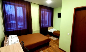 Трехместный номер с двуспальной и односпальной кроватями в Hotel юг