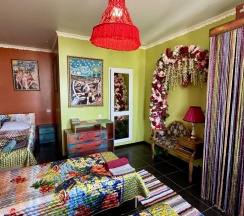 Кровать в 3-местном общем женском номере Фрида в Дом Радости