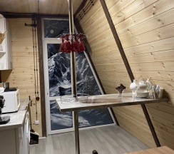 Коттедж с балконом и с красивым видом из окна в Dream Chalet