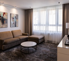 Апартамент. Двухкомнатный номер с мини-кухней. Вид на город в Royal lions