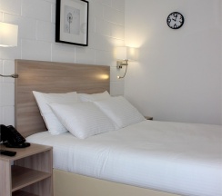 Номер Первой категории с одной двухспальной кроватью в Time