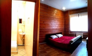 Коттедж с балконом и с красивым видом из окна в Удачный