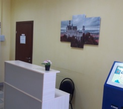 Кровать в общем номере с красивым видом из окна в На Фестивальной