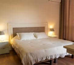 Двухкомнатный номер Люкс на трех-четырех гостей с балконом видом на море (корпус Б) в Оптимист