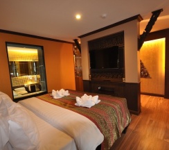 Люкс с балконом в Chalelarn Hotel