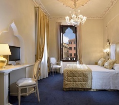 Двухместный номер Deluxe с видом на канал двуспальная кровать в Hotel Principe