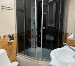 Трёхместный Стандартный номер с двуспальной и односпальной кроватями в Grand