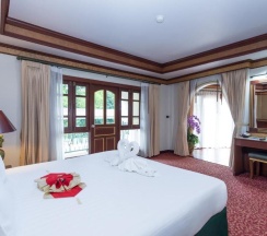 Двухместный полулюкс с видом на бассейн двуспальная кровать в Erawan Hotel