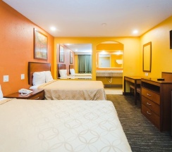 Четырёхместный номер Standard в Express Inn Gulf Bank