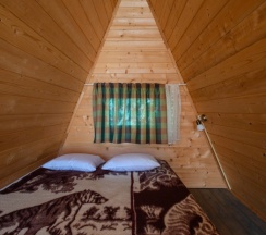 Коттедж c 1 комнатой с видом на реку в Солнечный берег