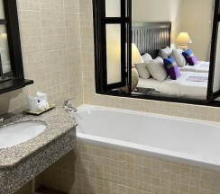 Номер Deluxe с балконом и с красивым видом из окна в Kata Poolside Resort
