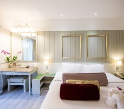 Двухместный номер Deluxe с видом на бассейн двуспальная кровать в Katathani Phuket Beach Resort