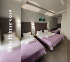 Четырёхместный номер Superior с балконом и с красивым видом из окна в Villa Primorskое