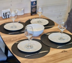 Дом у детской площадки с 2 спальнями, беседкой и мангалом в Мы дома-Зеркальный лес