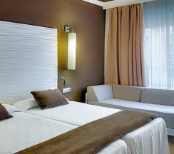 Четырёхместный номер Standard с видом на бассейн в Hotel Cesar Augustus