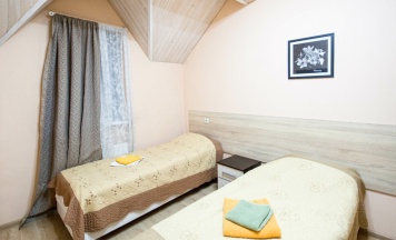 Двухместный номер (с раздельными кроватями) окно на дорогу в За околицей