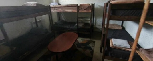 Кровать в 8-местном общем номере (нижний ярус) в Мёд