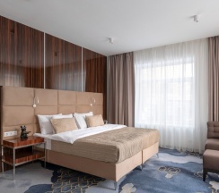 Апартаменты для 5 гостей в V Hotel&Rooftop lounge