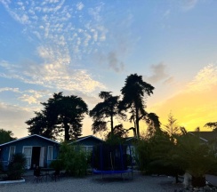 Двухместный семейный Домик с террасой двуспальная кровать в Летняя сказка