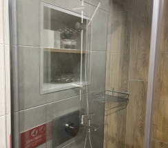 Стандарт с окном-амбразурой с диваном в Золотые Пески