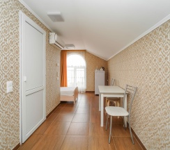 Четырёхместная комната с одной двуспальной и двумя односпальными кроватями в Чайка