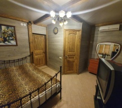 Трехкомнатный номер (в Мини-отель на Анджиевского д.26) в Тамара