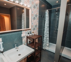 Место в 8 местной женской комнате в Heritage