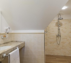 Номер люкс премиум в Аверон