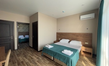 Пятиместный люкс с балконом и с красивым видом из окна в Атлас