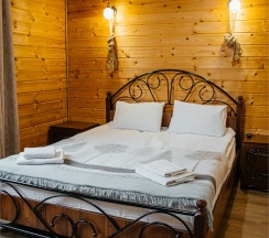 Двухместный номер с двуспальной кроватью и дополнительной кроватью в Пик Архыза