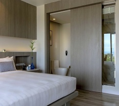 Одноместный номер Premier с балконом и с видом на океан двуспальная кровать в Hotel Ikon Phuket